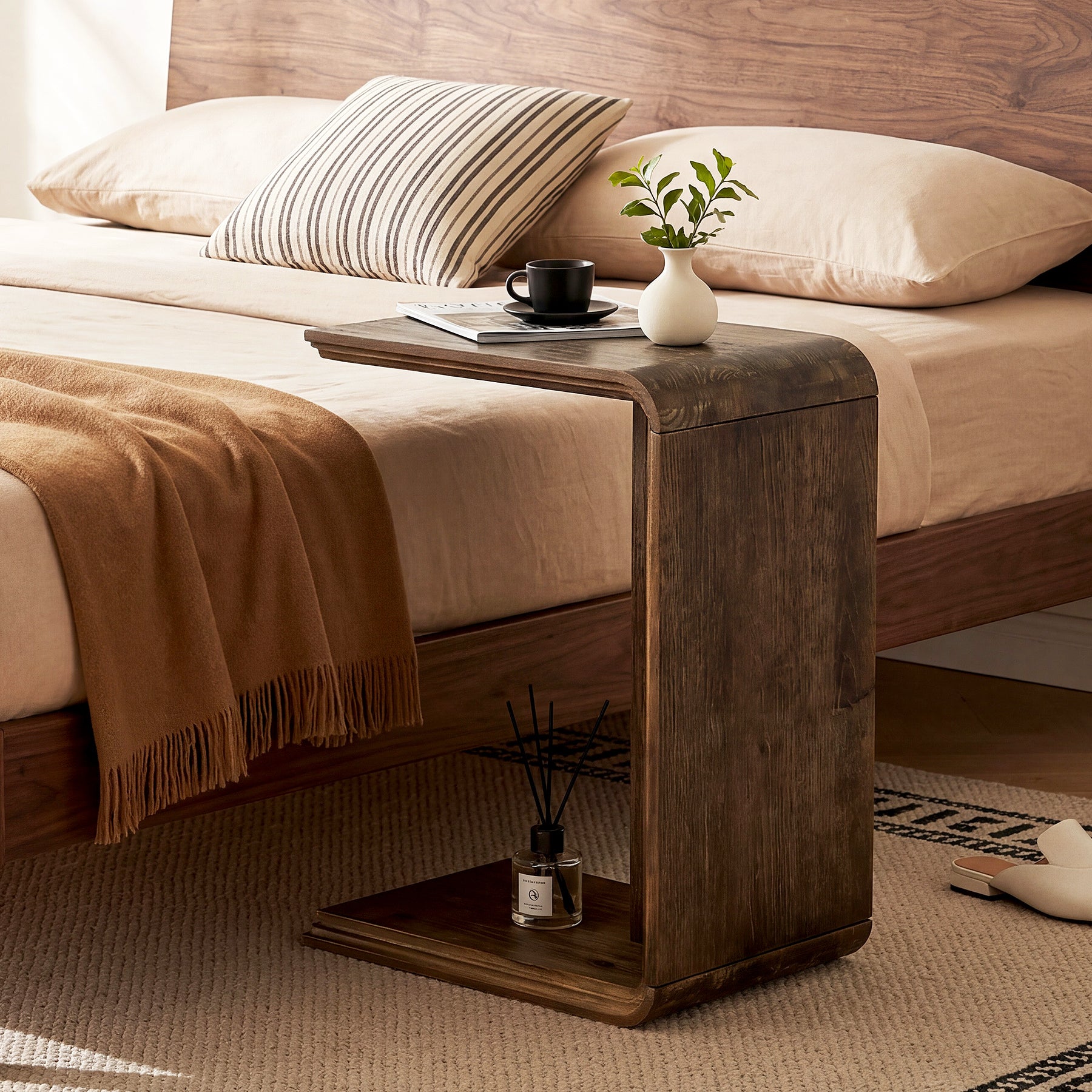 C-Shaped Solid Wood End Table for Sofa Side, Narrow Side Table for Living Room and Bedroom